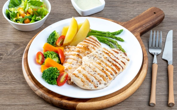Balanced plate showing ideal eating order for blood sugar and metabolism support